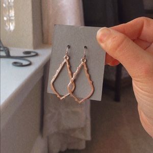 ✨SOPHEE DROP EARRINGS IN ROSE GOLD✨